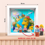 Miniatura de Cuadro con minifiguras Lego Viajando por el Mundo y Texto personalizado