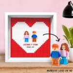 Miniatura de Cuadro con minifiguras Lego en Corazón Rojo con Nombres y Texto personalizado