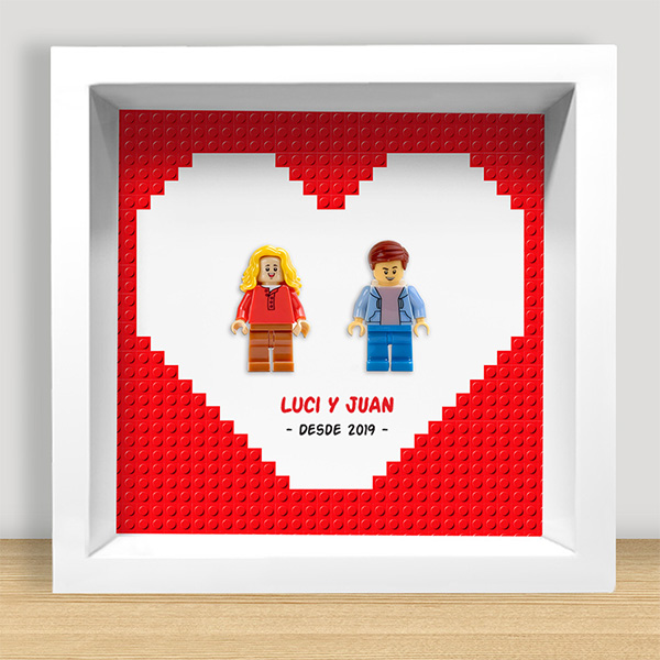 Cuadro con minifiguras Lego en Corazón Rojo con Nombres y Texto personalizado