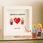 Miniatura de Cuadro con minifiguras Lego con Corazon al Centro, Nombres y Fecha personalizada