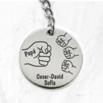Miniatura de Llavero Redondo Papá con Diseño de Puños y Nombres personalizados