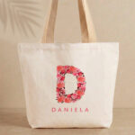 Miniatura de Tote Bag Inicial de Flores con Nombre personalizado